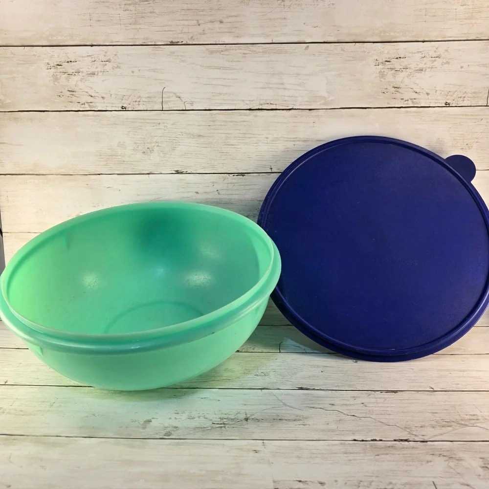 Tupperware Mint Green Mixing Bowl with Navy Blue Lid 274-8 2540A-2 Made in USA